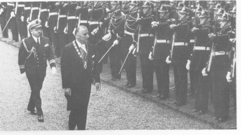 Pompidou (Georges) en Juin 1969 Prsident de la Rpublique portant le cordon de la lgion d'honneur et de son habit de fonction  passe en revue la garde rpublicaine dans la cour d'honneur du palais de l'Elyse  (Photo Keystone ) du dictionnaire d' Histoire de France de  Perrin  Alain Decaux et Andr Castelot Librairie Acadmique Prrin  P 796