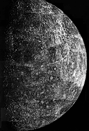 Cette mosaïque photo de Mercure fut construite à partir de photos prises par Mariner le 29 mars 1974.(Courtoisie de USGS, et la NASA) 